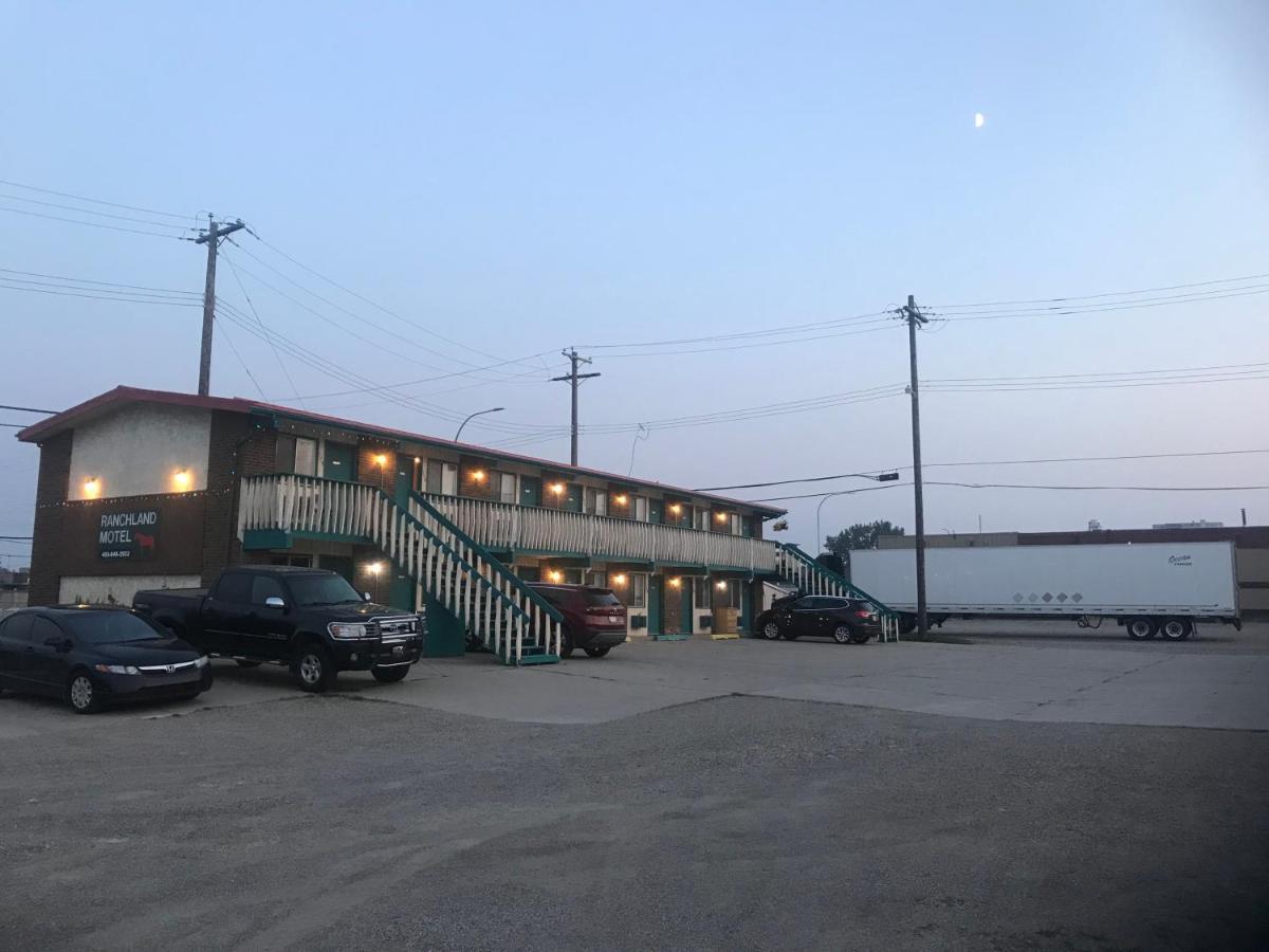 Ranchland Inn Nanton Kültér fotó